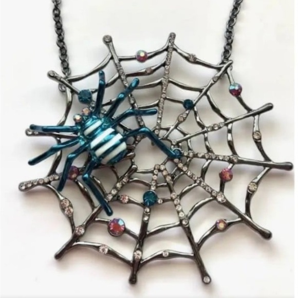 BETSEY JOHNSON Halloween Spiderweb & Glow In The Dark Spider Chain Necklace NWT - Picture 1 of 10